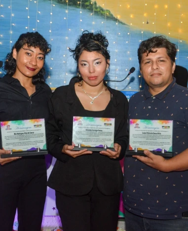 Integrantes da Zona Jovem com certificados de reconhecimento